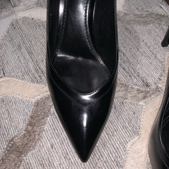 Louis Vuitton Black Pointed Toe Perforated Pumps - Picture 8 of 10